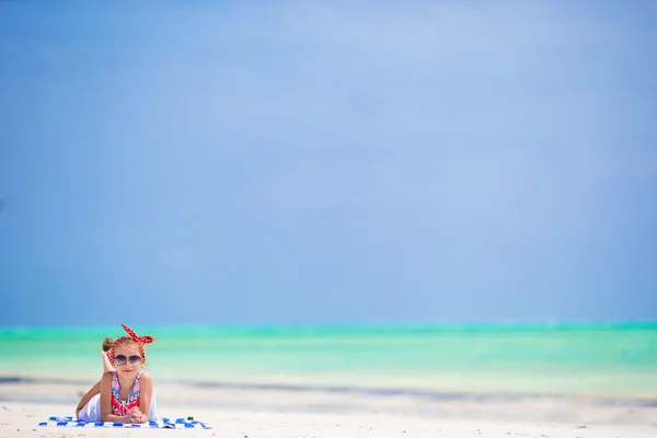 Underbar liten flicka på stranden under sommarlovet — Stockfoto