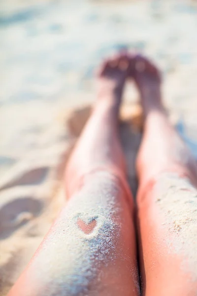 Primer plano de los pies femeninos en la playa de arena blanca —  Fotos de Stock