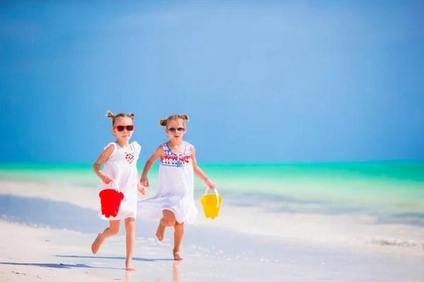 Adorabili bambine si divertono sulla spiaggia — Foto Stock