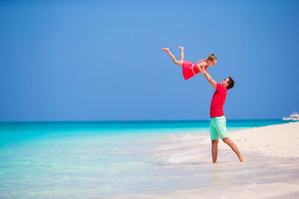 Lycklig familj på tropisk strand har kul — Stockfoto