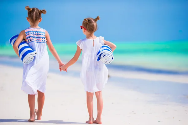 Bambine adorabili con asciugamani sulla spiaggia tropicale — Foto Stock