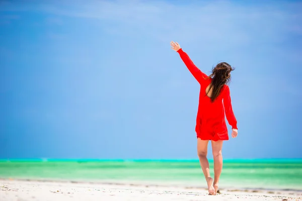 Młoda piękna kobieta na wakacjach na plaży — Zdjęcie stockowe