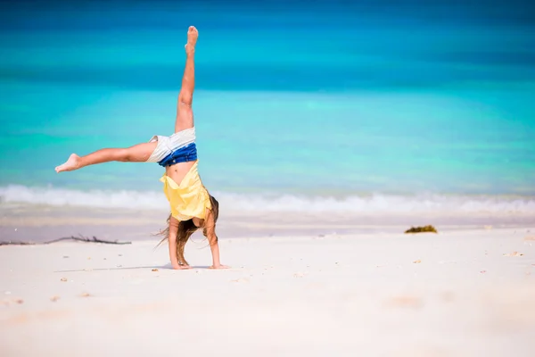 Schattig klein meisje aan het strand tijdens de zomervakantie — Stockfoto