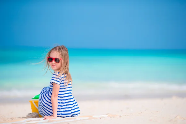 Schattig klein meisje aan het strand tijdens de zomervakantie — Stockfoto