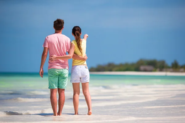 Young happy couple on white beach at tropical vacation — Stock Photo, Image