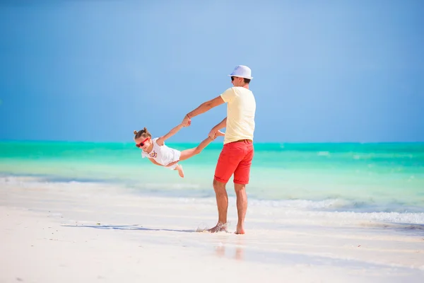 Pai feliz e sua adorável filhinha na praia tropical se divertindo — Fotografia de Stock