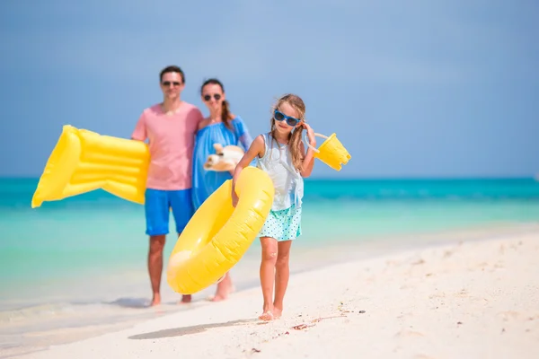 Giovane Famiglia sulla spiaggia bianca durante le vacanze estive — Foto Stock