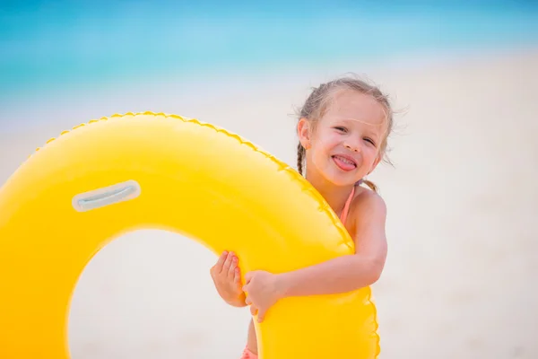 Retrato de niña con círculo de goma inflable en vacaciones de playa — Foto de Stock