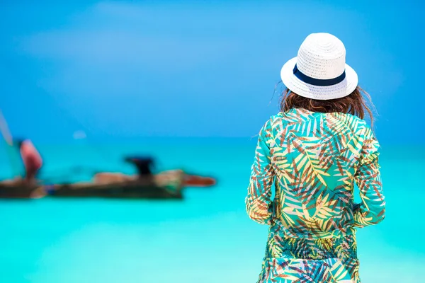 Jonge mooie vrouw op strand vakantie — Stockfoto