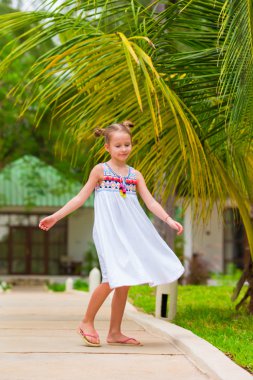 Sevimli küçük kız eğleniyor beach tatil sırasında