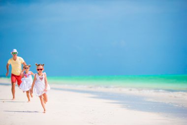 Genç aile Beach yaz tatil keyfi