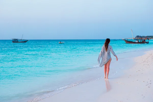 Jovem mulher bonita em férias na praia — Fotografia de Stock