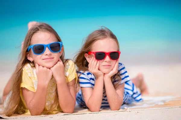 Schattige kleine meisjes tijdens de zomervakantie — Stockfoto