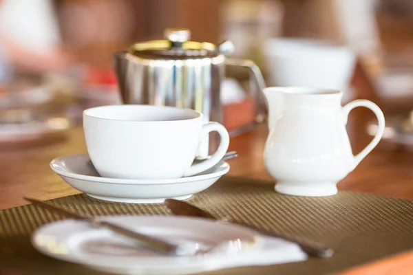 Copo de cerâmica e bule para chá ou café — Fotografia de Stock