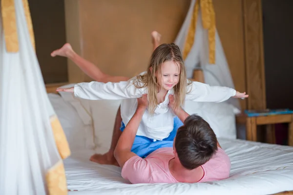 Father playing with daughter playing at home — Stock Photo, Image