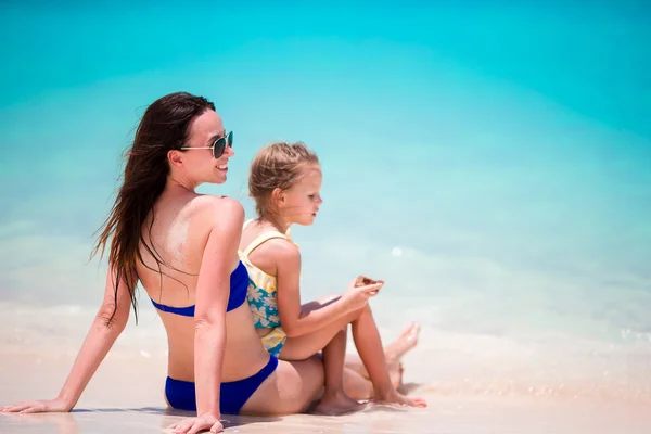 Mutter und kleines Mädchen im Tropenurlaub — Stockfoto