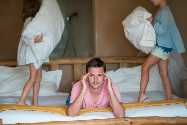 Meninas brincando em casa perto de seu pai — Fotografia de Stock