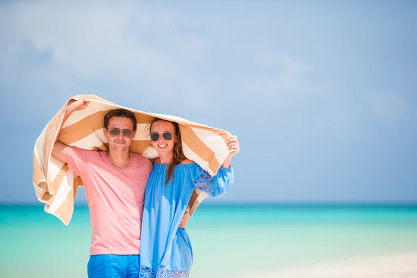 Tropikal plaj tatil sırasında genç mutlu aile — Stok fotoğraf