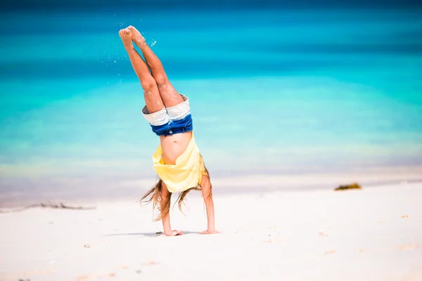 Sevimli küçük kız eğleniyor beach tatil sırasında — Stok fotoğraf