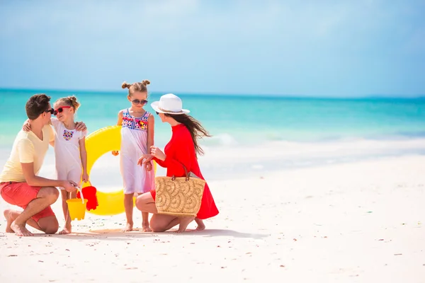 Feliz familia joven vacaciones en la playa —  Fotos de Stock