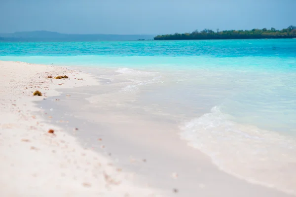 Idealna idylliczna turkusowa woda na egzotycznej wyspie — Zdjęcie stockowe