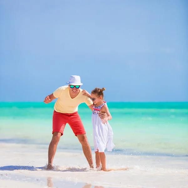 Little cute girl and dad during tropical beach vacation — Stock Photo, Image