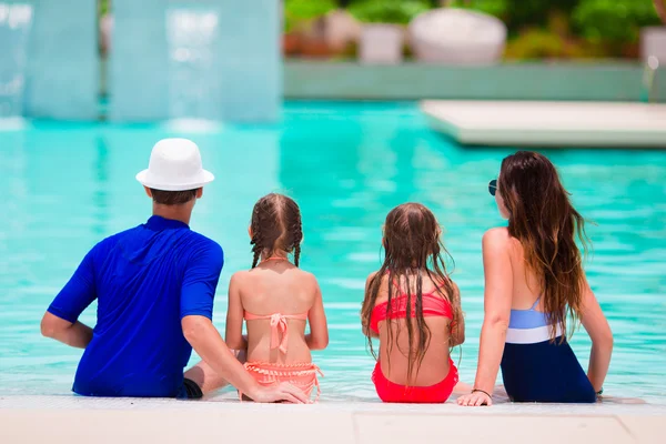 Familia feliz con dos niños en la piscina . — Foto de Stock