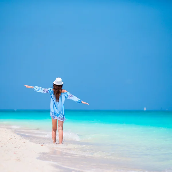 Jeune belle femme en vacances à la plage — Photo