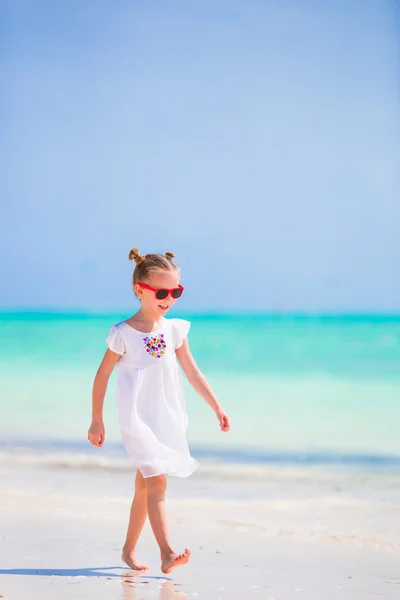 Underbar liten flicka på stranden under sommarlovet — Stockfoto