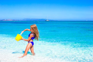 Yaz tatili boyunca sahilde sevimli küçük bir kız.