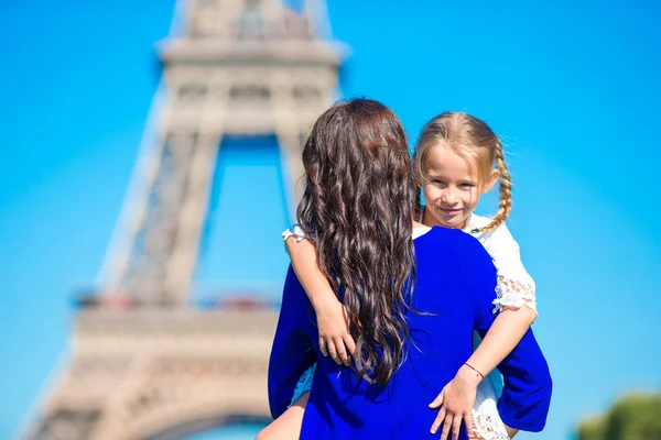 사랑 스러운 소녀와 파리에서 행복 한 어머니 에펠 탑 배경 — 스톡 사진