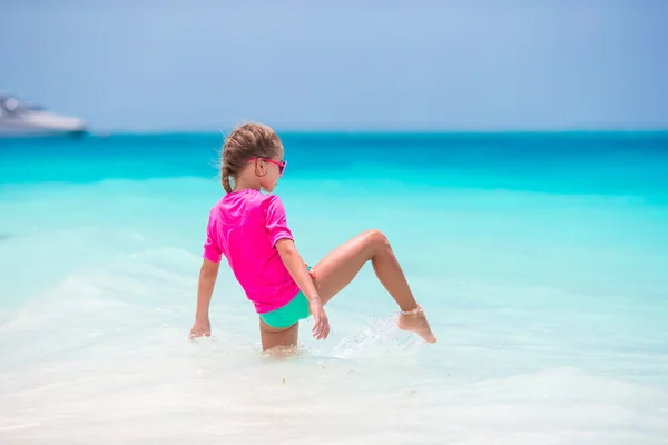 Rozkošná holčička během beach dovolenou s fun — Stock fotografie