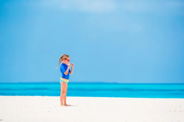 Rozkošná holčička během beach dovolenou s fun — Stock fotografie