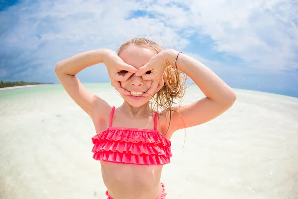 Schattig meisje plezier zoals als een superheld op strand — Stockfoto