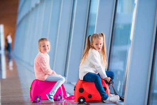 Adorables niñas divirtiéndose en el aeropuerto esperando el embarque — Foto de Stock