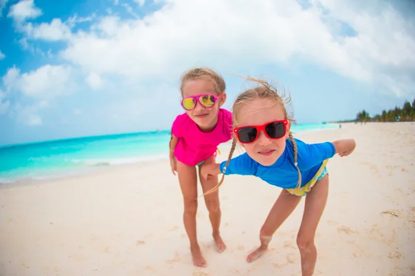 Urocze dziewczynki na plaży podczas wakacji — Zdjęcie stockowe