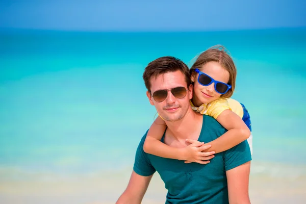 Little girl and dad during tropical beach vacation — Stock Photo, Image