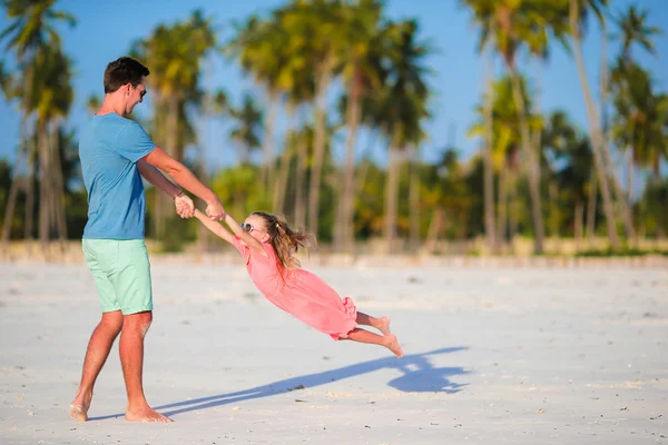 Happy father and his adorable little daughter at tropical beach having fun — Stock Photo, Image