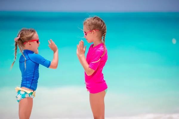 Adorabili bambine in spiaggia durante le vacanze estive — Foto Stock