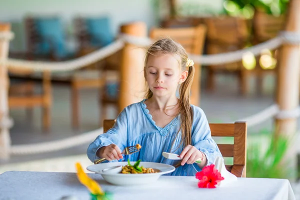 Schattig meisje na de lunch op terras — Stockfoto