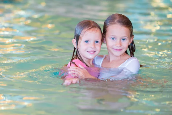 Αξιολάτρευτο κοριτσάκια στην πισίνα στις καλοκαιρινές διακοπές — Φωτογραφία Αρχείου