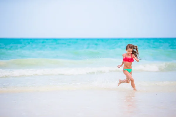 Underbar liten flicka på stranden under sommarlovet — Stockfoto