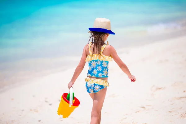 Adorável menina durante as férias na praia com brinquedos — Fotografia de Stock