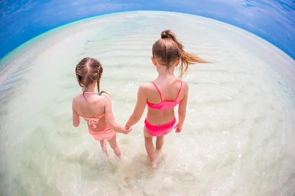 Adorables niñas en la playa durante las vacaciones de verano —  Fotos de Stock