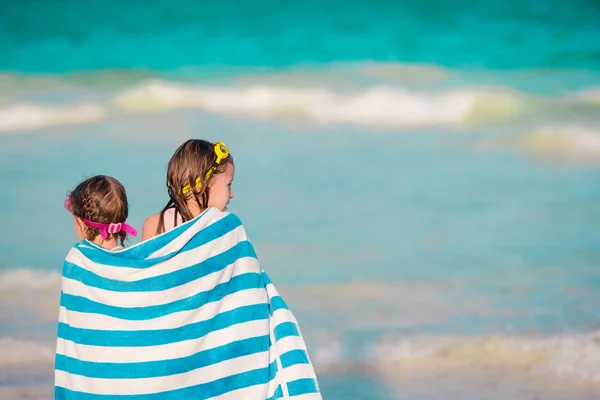 Urocze dziewczynki zawinięty w ręcznik na tropikalnej plaży — Zdjęcie stockowe