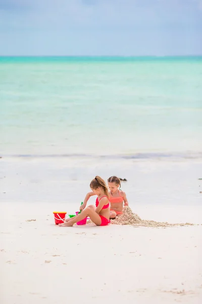 Niños pequeños jugando con juguetes de playa en vacaciones tropicales — Foto de Stock