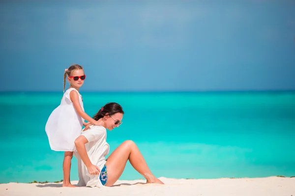Madre y niña durante las vacaciones tropicales — Foto de Stock