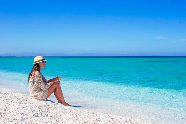Молодая красивая женщина наслаждается пляжем тропического отдыха — стоковое фото