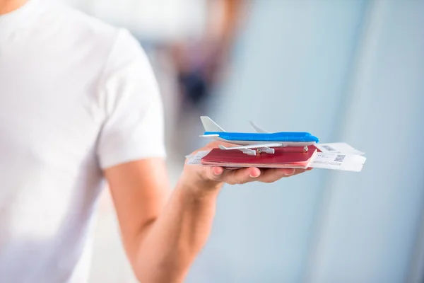 Closeup passports and boarding pass at airport indoor background airplane — Stock Photo, Image