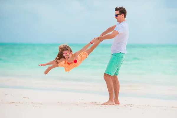 Lycklig far och hans söta lilla dotter på tropisk strand har kul — Stockfoto